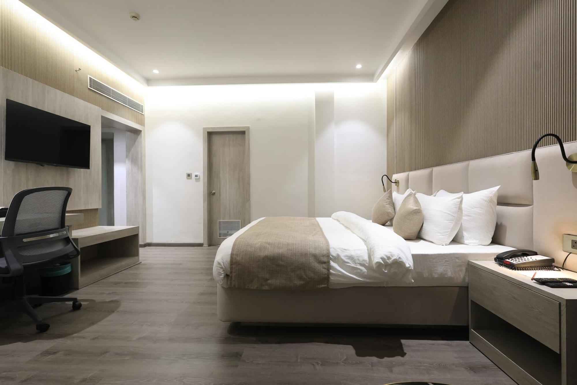 Hotel Swarn Towers Bareilly Dış mekan fotoğraf