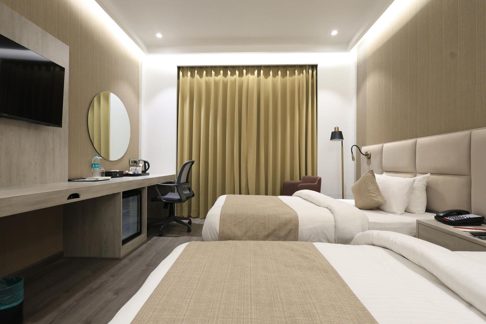 Hotel Swarn Towers Bareilly Dış mekan fotoğraf