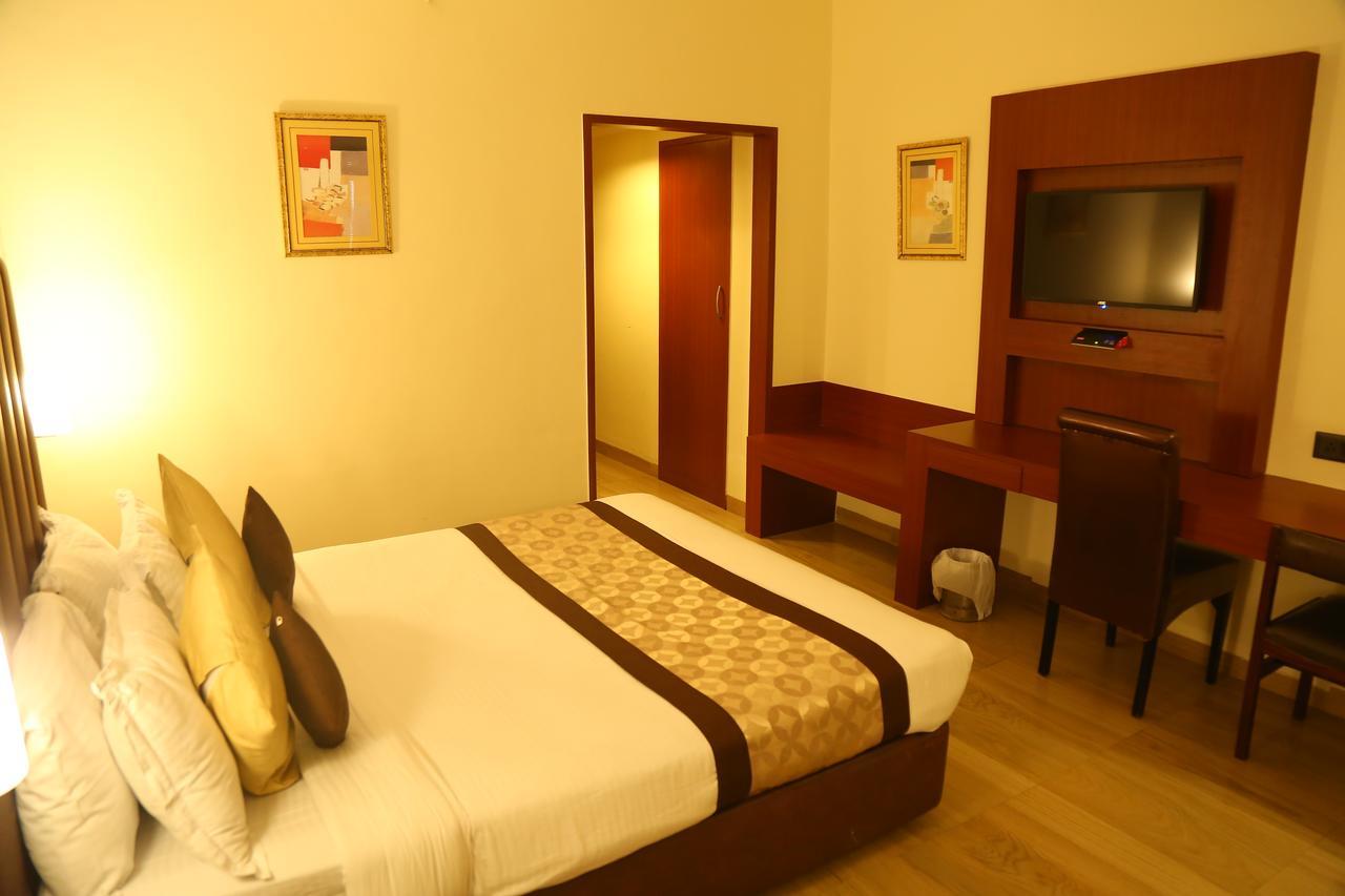 Hotel Swarn Towers Bareilly Dış mekan fotoğraf